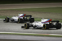 Felipe Massa, Williams FW40, passe à côté de la voiture de Lance Stroll, Williams FW40