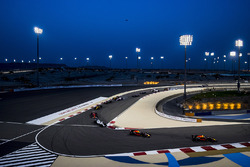 Lewis Hamilton, Mercedes AMG F1 W08; Max Verstappen, Red Bull Racing RB13; Daniel Ricciardo, Red Bul