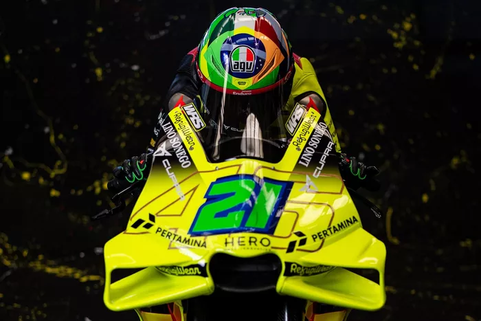 VR46、2026年新カラーリングは『黄×黒』に変化！ ロッシ「あとは速く