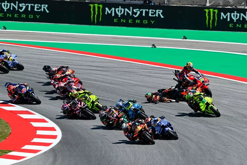 Brad Binder (Red Bull KTM Factory Racing) et Joan Mir (Honda HRC) ont chuté