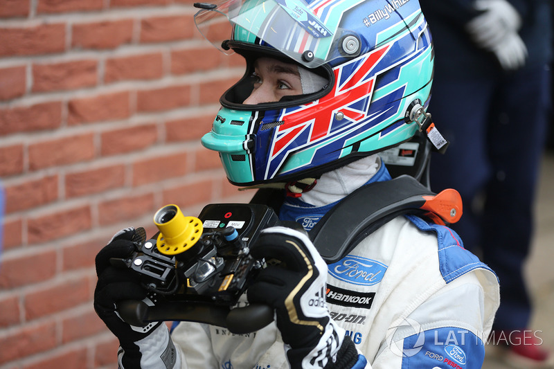 Billy Monger en el coche de carreras, regreso a probar el Carlin MSV Fórmula 3