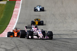 Esteban Ocon, Sahara Force India F1 VJM10, Fernando Alonso, McLaren MCL32