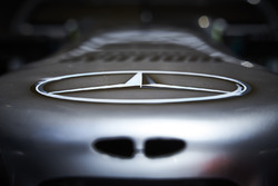 Le logo Mercedes-Benz sur le nez de la Mercedes AMG F1 W08