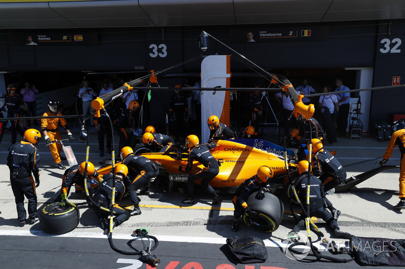 Fernando Alonso, McLaren MCL33, en boxes