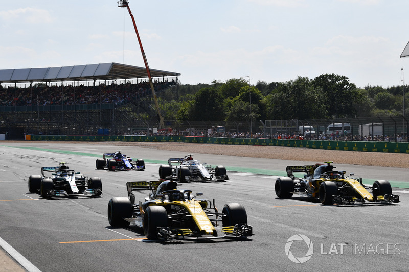 Nico Hulkenberg, Renault Sport F1 Team R.S. 18 and Carlos Sainz Jr., Renault Sport F1 Team R.S. 18 en la parrilla