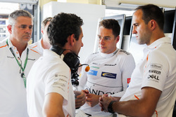 Stoffel Vandoorne, McLaren, talks with engineers