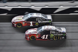 Jamie McMurray, Chip Ganassi Racing Chevrolet Camaro, Kurt Busch, Stewart-Haas Racing Ford Fusion