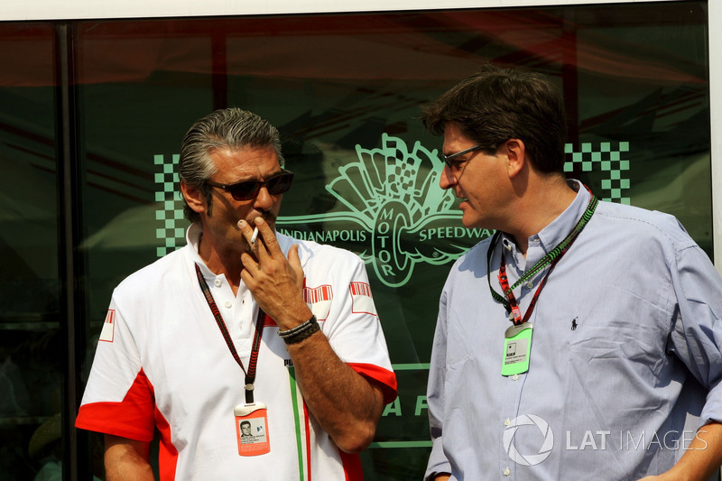 Maurizio Arrivabene, Marlboro Europe Brand Manager, parla con Louis Camilleri, CEO di Altria Inc, proprietaria di Philip Morris