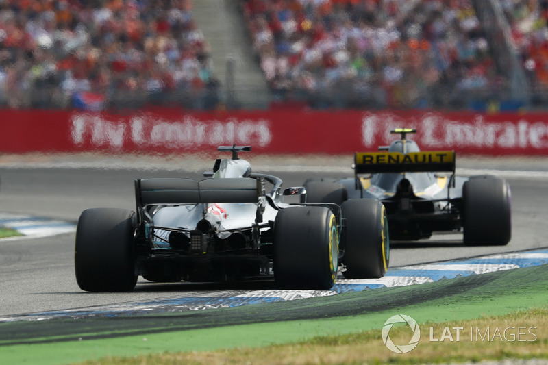 Lewis Hamilton, Mercedes AMG F1 W09, Carlos Sainz Jr., Renault Sport F1 Team R.S. 18