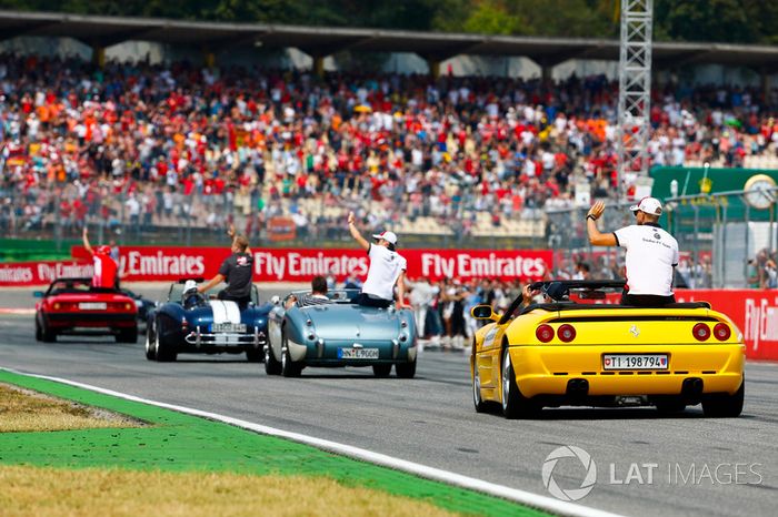 Marcus Ericsson, Sauber, detrás de Charles Leclerc, Sauber, Kevin Magnussen, Haas F1 Team, y Kimi Raikkonen, Ferrari, en el drivers parade