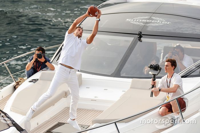 Daniel Ricciardo, Red Bull Racing atrapa un pase del jugador de futbol americano de Tom Brady