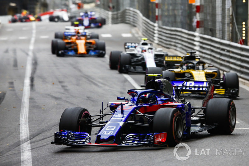 Pierre Gasly, Toro Rosso STR13, leads Nico Hulkenberg, Renault Sport F1 Team R.S. 18, Sergey Sirotkin, Williams FW41, and Stoffel Vandoorne, McLaren MCL33