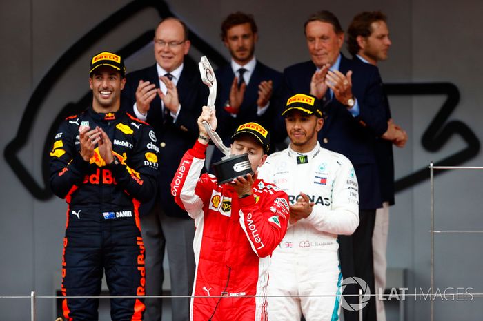 Podio: Sebastian Vettel, Ferrari SF71H, besa su trofeo de segundo lugar