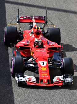 Kimi Raikkonen, Ferrari SF70H ve arka kanadında aero sensörü