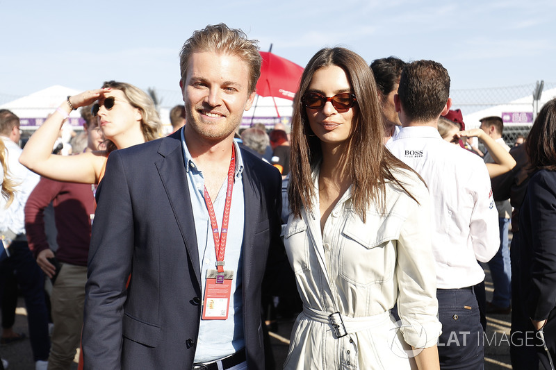 Nico Rosberg, Campione del Mondo di Formula 1, investitore Formula E, con la modella Emily Ratajkowski