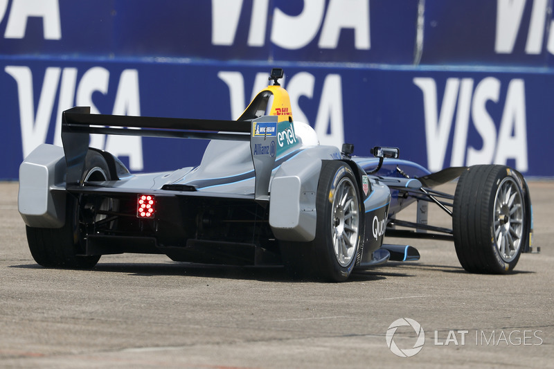 La modella Emily Ratajkowski, alla guida di una Formula E