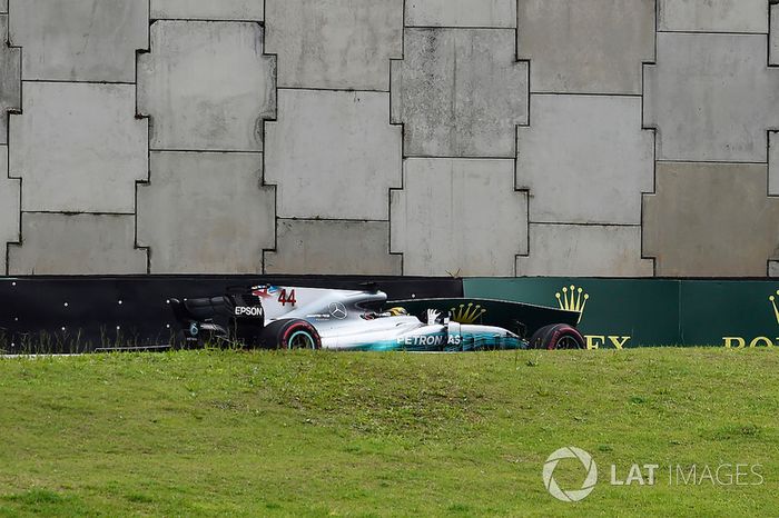 Lewis Hamilton, Mercedes-Benz F1 W08 choca en la Q1