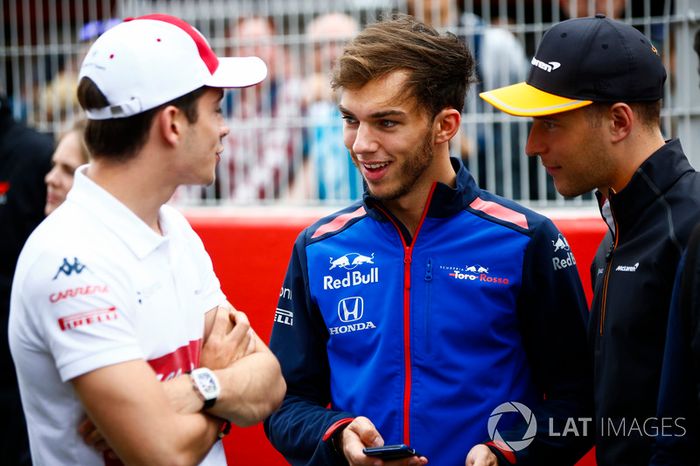 Charles Leclerc, Sauber, talks to Pierre Gasly, Toro Rosso, and Stoffel Vandoorne, McLaren