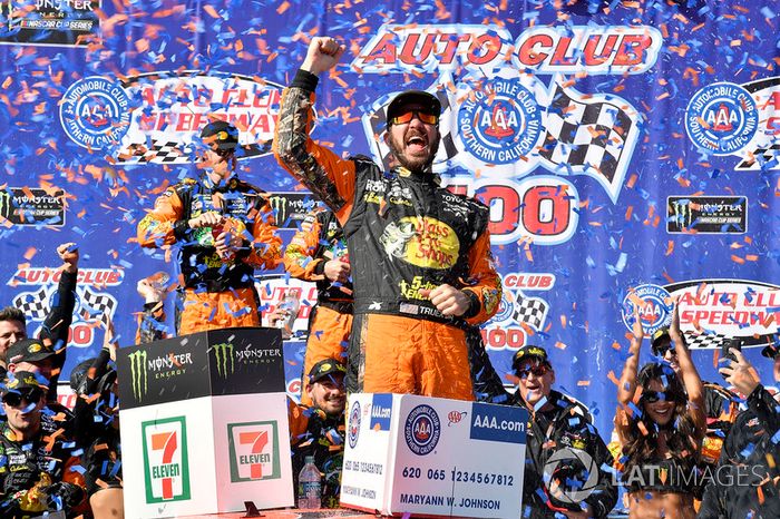 No domingo, Martin Truex Jr. voltou a vencer na NASCAR Cup, também em Fontana, e garantiu lugar nos playoffs.