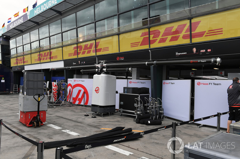 Haas F1 Team pit box hazırlıkları