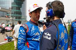 Pierre Gasly, Toro Rosso, on the grid with an engineer