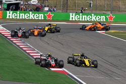 Kevin Magnussen, Haas F1 Team VF-18 y Nico Hulkenberg, Renault Sport F1 Team R.S. 18