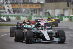 Lewis Hamilton, Mercedes AMG F1 W09, devant Daniel Ricciardo, Red Bull Racing RB14