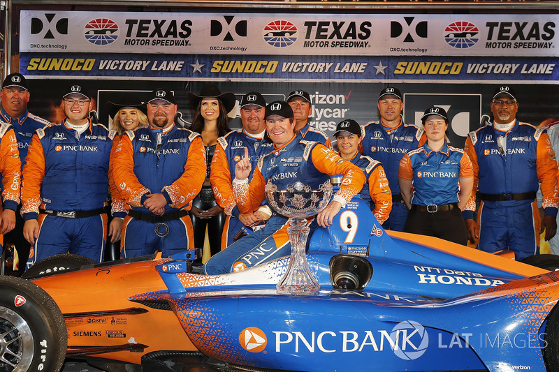 Scott Dixon, Chip Ganassi Racing Honda festeggia nella victory lane con il suo team