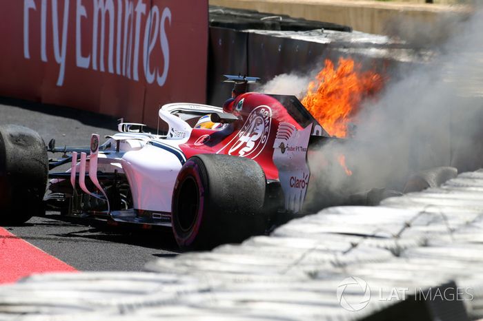 Marcus Ericsson, Sauber C37 choca en la PL1 y se incendia