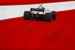 Kevin Magnussen, Haas F1 Team VF-18 runs wide