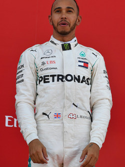 Yarışın kazananı Lewis Hamilton podyumda kutlama yapıyor, Mercedes-AMG F1