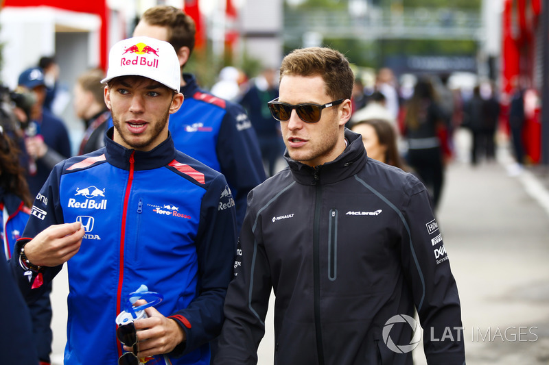Pierre Gasly, Toro Rosso, con Stoffel Vandoorne, McLaren