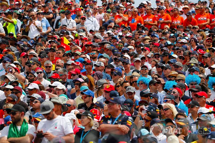 Aficionados antes de la salida