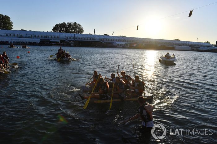 La carrera de balsas