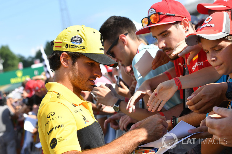 Carlos Sainz Jr., Renault Sport F1 Team signs autographs for the fans