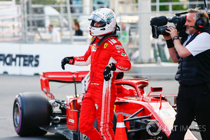 Sebastian Vettel, Ferrari, celebra después de tomar Pole Position