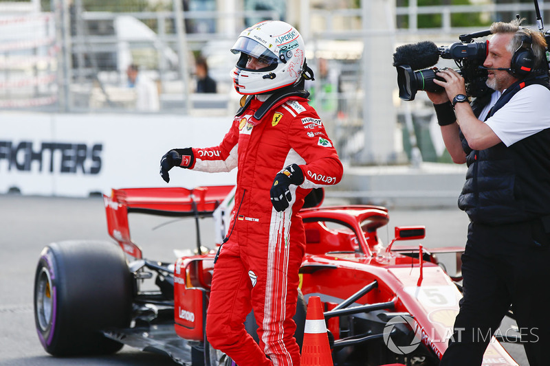 Sebastian Vettel, Ferrari, celebra después de tomar Pole Position