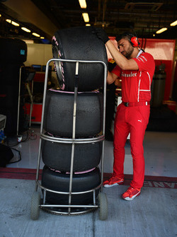 Механик Ferrari и шины Pirelli