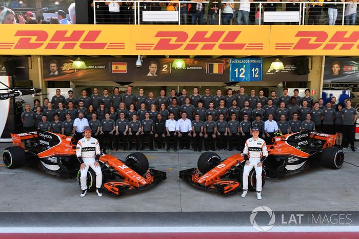 Fernando Alonso, McLaren y Stoffel Vandoorne, McLaren con el equipo McLaren en la foto oficial