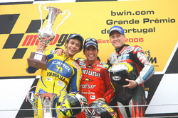 Podium : le vainqueur Toni Elias, Fortuna Honda, le deuxième Valentino Rossi, Yamaha, le troisième Kenny Roberts, Jr., Team Roberts