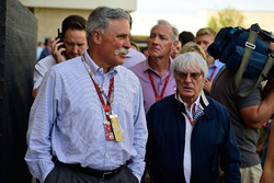 Chase Carey, Formula One presidente del grupo y Bernie Ecclestone