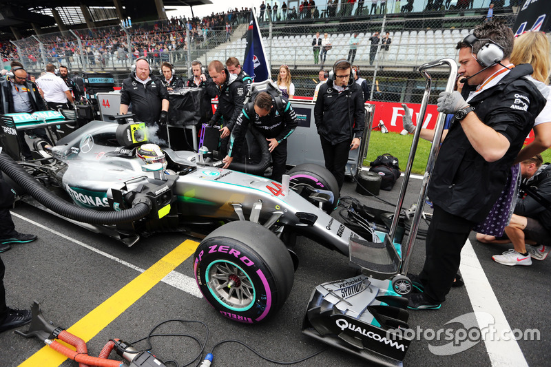 Lewis Hamilton, Mercedes AMG F1 W07 Hybrid, sulla griglia di aprtenza