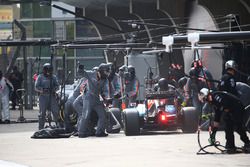 Pascal Wehrlein, Manor Racing MRT05  parada en boxes