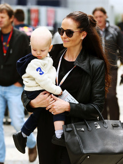 Minttu Virtanen, Ehefrau von Kimi Räikkönen, mit Sohn Robin