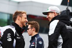 Jenson Button, McLaren con Nico Hulkenberg, Sahara Force India F1 en el desfile de pilotos