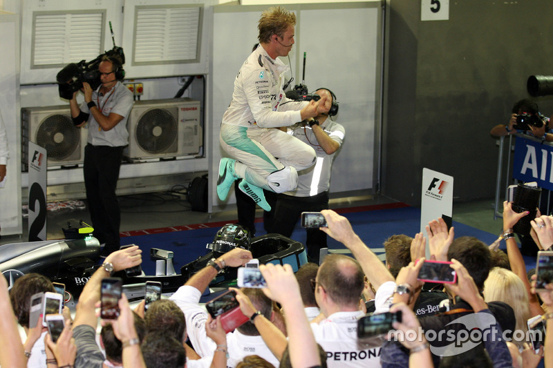 Il vincitore della gara Nico Rosberg, Mercedes AMG F1 festeggia nel parco chiuso