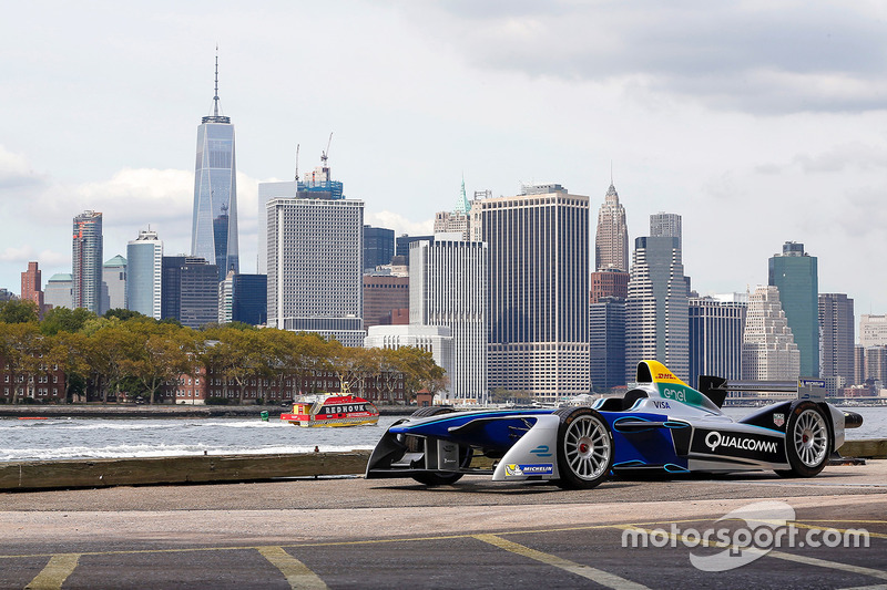 Un coche de Fórmula E con el horizonte de la ciudad de Nueva York