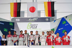 Podium LMP1: les vainqueurs #6 Toyota Racing Toyota TS050 Hybrid: Stéphane Sarrazin, Mike Conway, Kamui Kobayashi, deuxième place #8 Audi Sport Team Joest Audi R18: Lucas di Grassi, Loic Duval, Oliver Jarvis, troisième place #1 Porsche Team Porsche 919 Hybrid: Timo Bernhard, Mark Webber, Brendon Hartley, vainqueurs LMP1 privé #13 Rebellion Racing Rebellion R-One AER: Matheo Tuscher, Dominik Kraihamer, Alexandre Imperatori