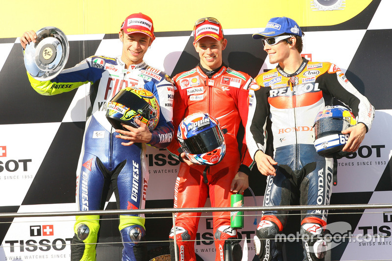 Podio: segundo lugar Valentino Rossi, Yamaha; ganador de la carrera Casey Stoner, Ducati; tercer lug