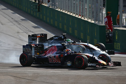 Daniil Kvyat, Scuderia Toro Rosso STR11 and Nico Hulkenberg, Sahara Force India F1 VJM09 battle for